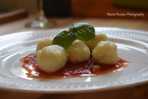 Gnocchi cu sos italienesc de rosii, busuioc si usturoi
