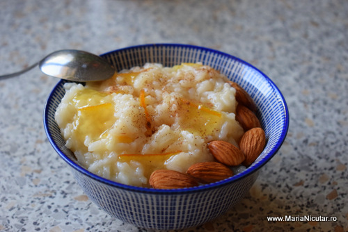 Budinca de orez cu migdale si gem de portocale