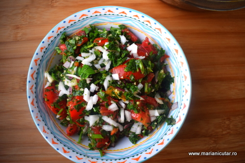 Salata greceasca de rosii cu ceapa si patrunjel