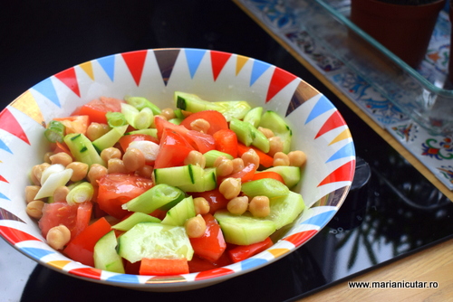 Salata mediteraneana cu naut si ulei de masline